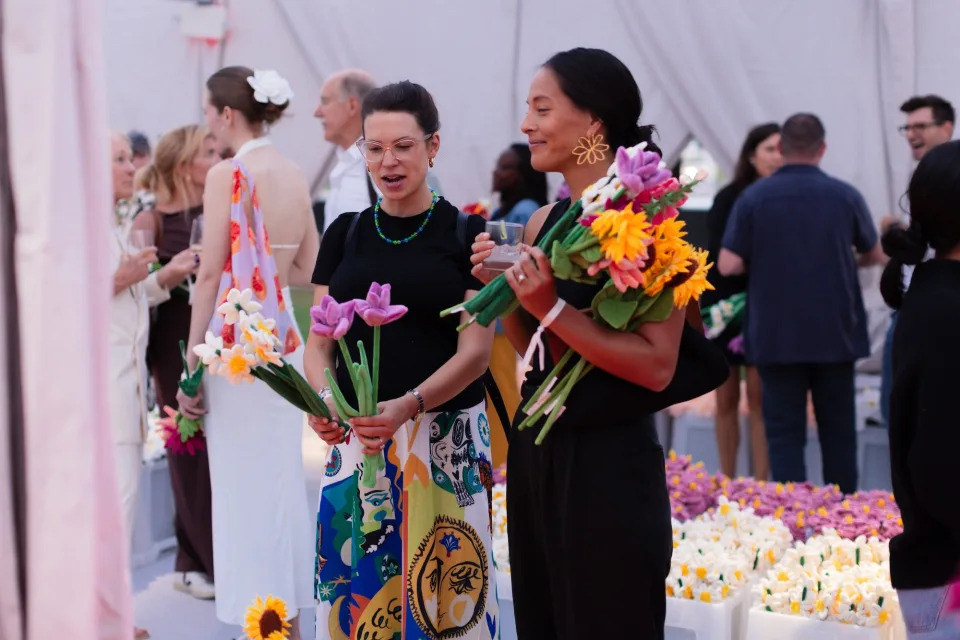 Clé de Peau Beauté and Artist Cj Hendry Bring ‘Flower Market’ to Roosevelt Island