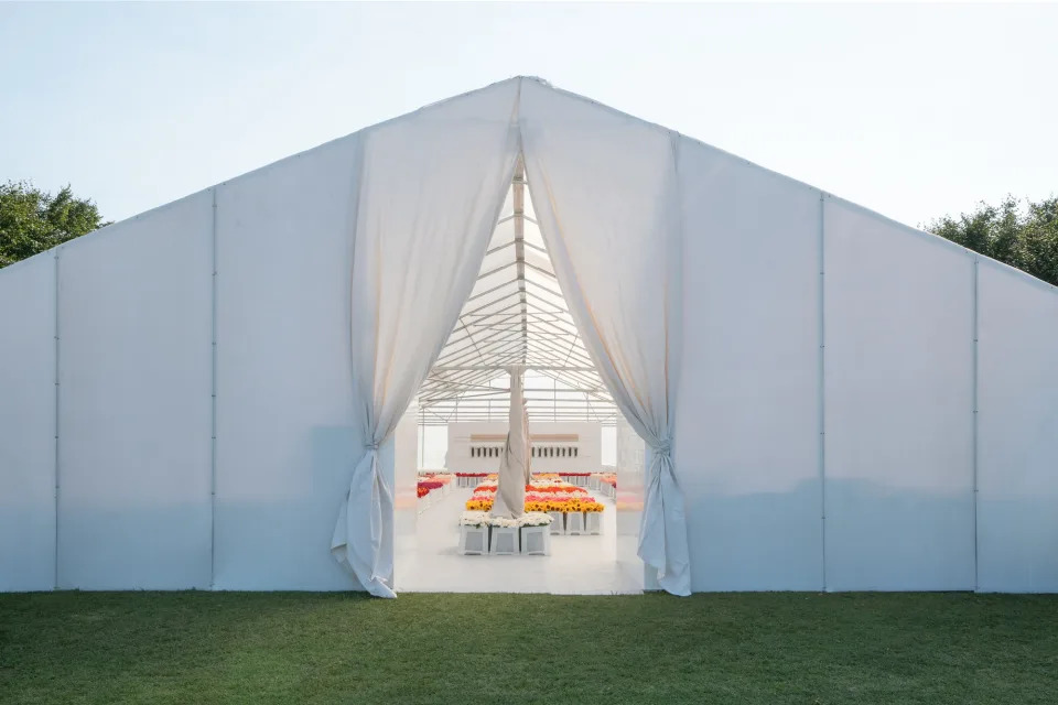 Clé de Peau Beauté and Artist Cj Hendry Bring ‘Flower Market’ to Roosevelt Island