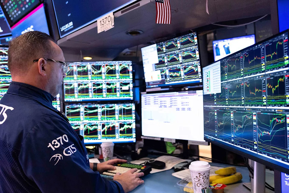 Barclays Analysts Become Latest To Cut S&P 500 Forecast Amid Tariff Uncertainty