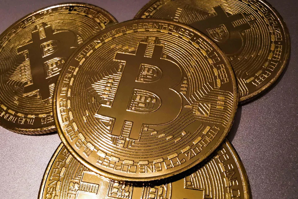 Bitcoin, Crypto Stocks Fall as Tariff Fears Grip Markets