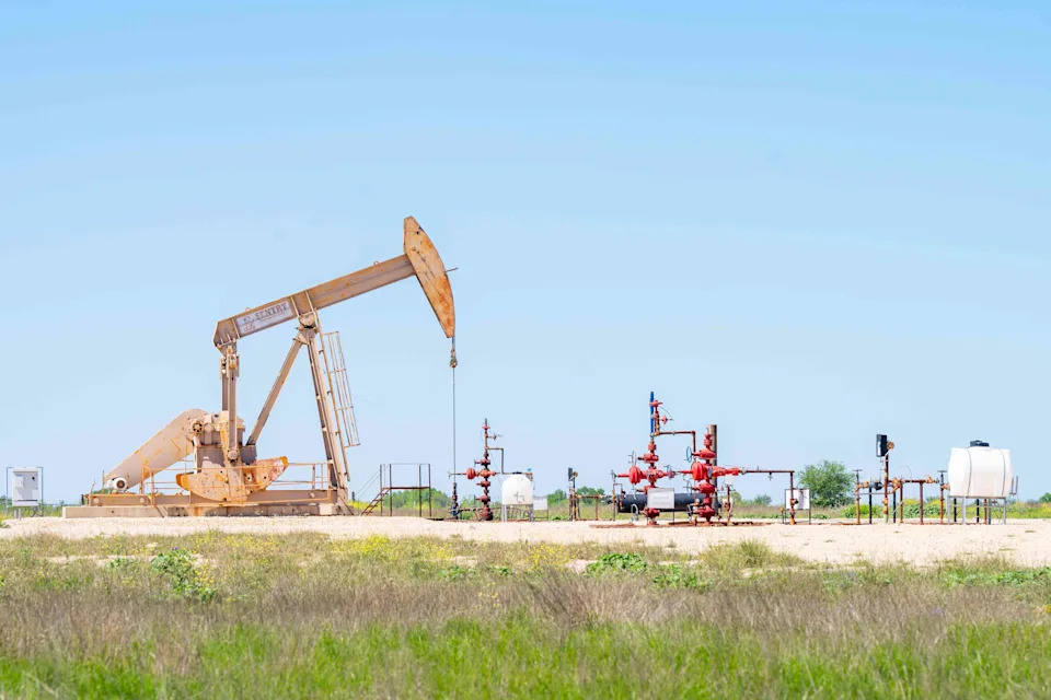 Oil Stocks Fall as Crude Prices Plunge to Four-Year Low Amid Tariff Chaos