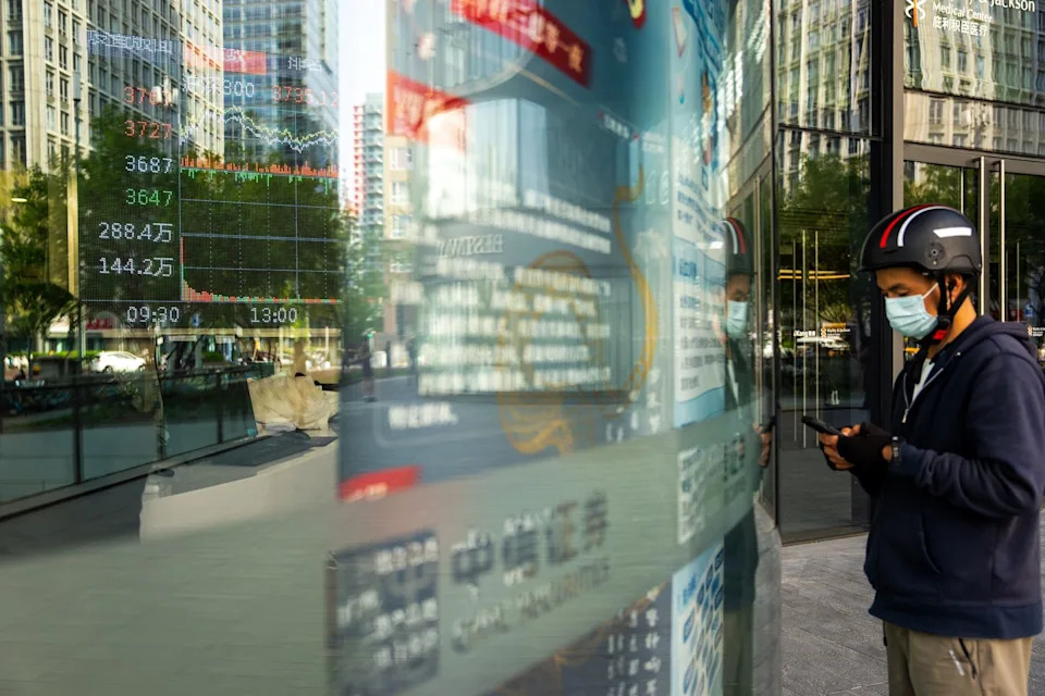 China Stocks Extend Gains as Stimulus, Deal Hopes Get Upper Hand