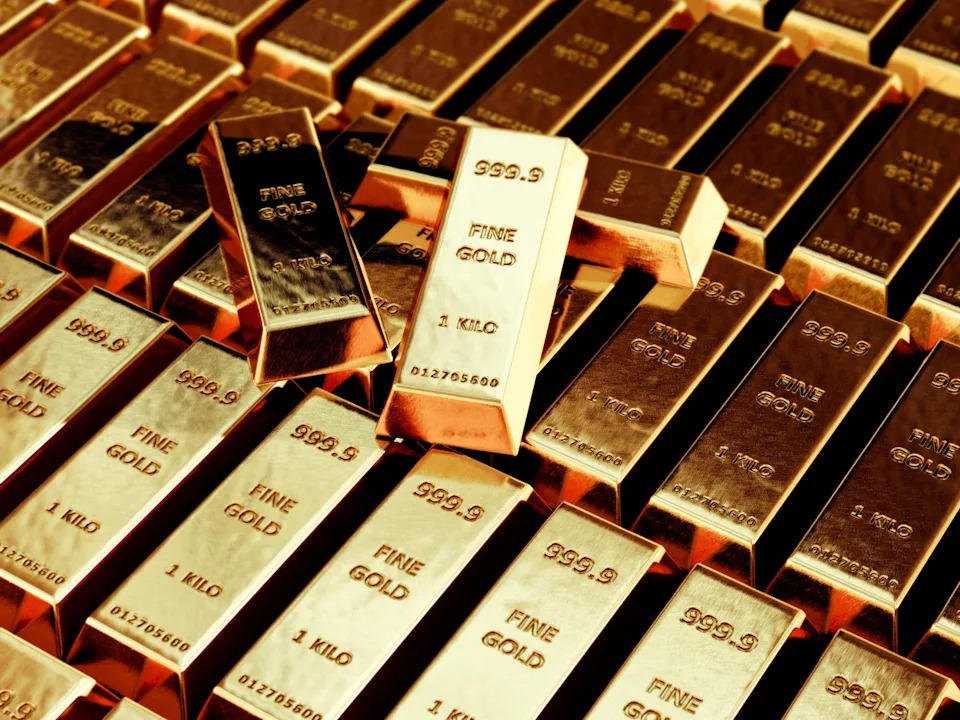 Gold hits new high following Fed chair's stark tariffs warning
