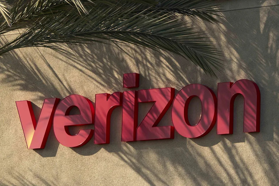 Verizon Stock Sinks as Phone Subscriber Losses Exceed Forecasts