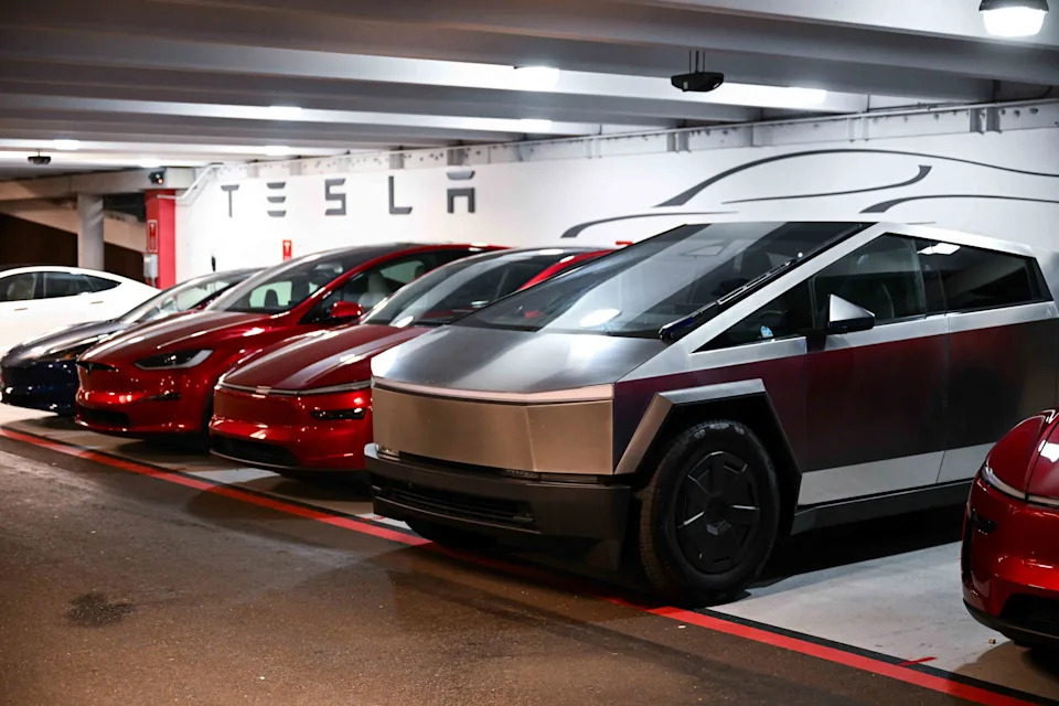 Tesla Stock Jumps, Extending Gains as US Loosens Self-Driving Car Rules