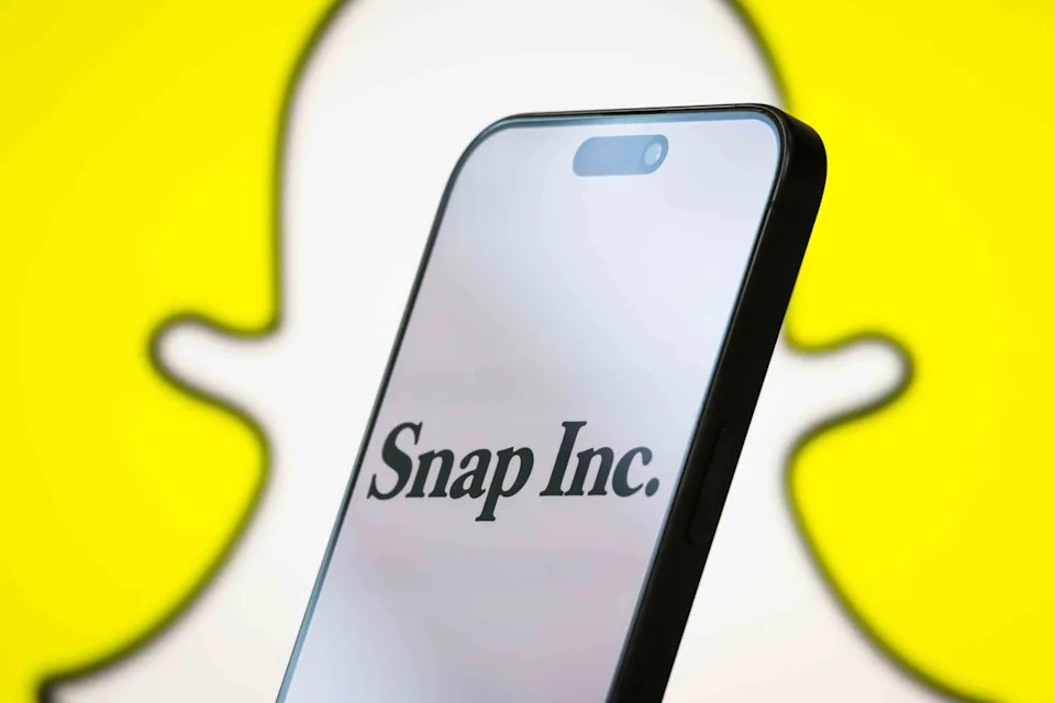 Snap Doesn't Give Outlook, Will Cut Costs Because of Economic 'Uncertainty'